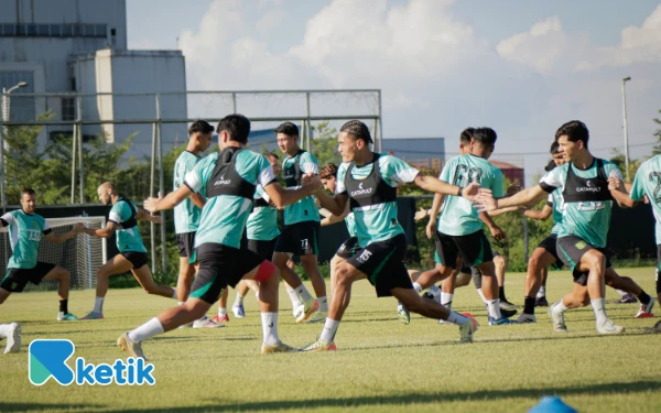 Thumbnail Berita - Eduardo Perez Puji Kualitas Toni Firmansyah Jadi Pemain Serba Bisa Persebaya