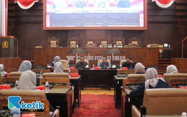 Thumbnail Berita - DPRD Jatim Sambut DPM FEB UNESA, Safari Legislatif Jadi Sarana Edukasi Legislatif