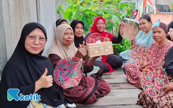 Thumbnail Berita - Dampingi Wabup Halsel Kunker, Mardiana Helmi Bersua Ibu-Ibu PKK Pulau Gala