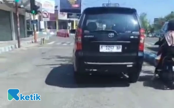 Thumbnail Berita - Viral! Dipakai Karang Taruna, Pelat Mobil Dinas Setdakab Sampang Diganti Putih