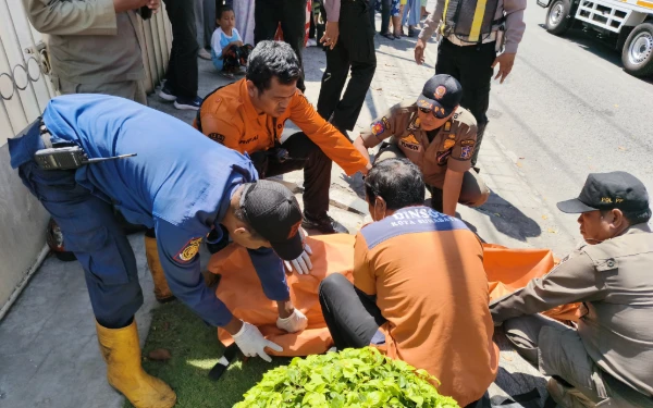 Thumbnail Berita - Kecelakaan Maut di Asemrowo Kali Surabaya, Seorang Ibu Tewas di Lokasi