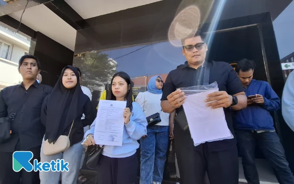Thumbnail Berita - Ditipu WO Abal-Abal, Puluhan Calon Pengantin Lapor ke Polrestabes Surabaya