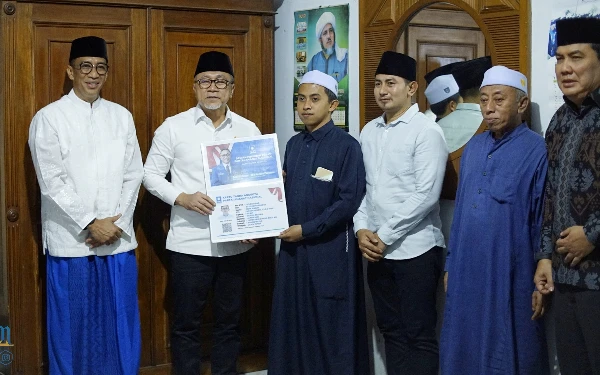 Thumbnail Berita - Zulkifli Hasan Sambangi Ponpes Al Utsmani, Isyarat Gus Baqir Jadi PAN Bondowoso?