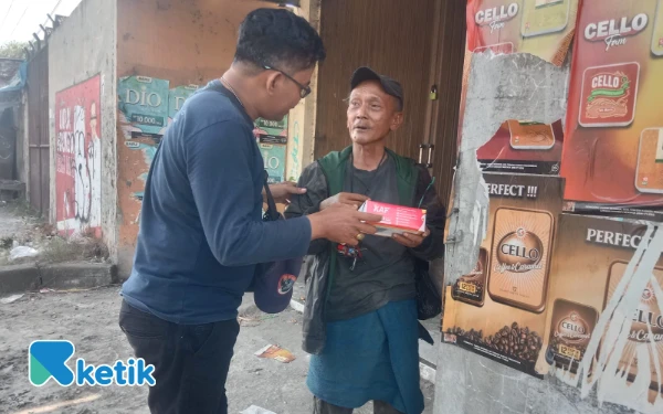 Thumbnail Berita - Jumat Kliwon Berbagi, Media Ketik Biro Pemalang dan Pekalongan Bagikan 100 Nasi Kotak