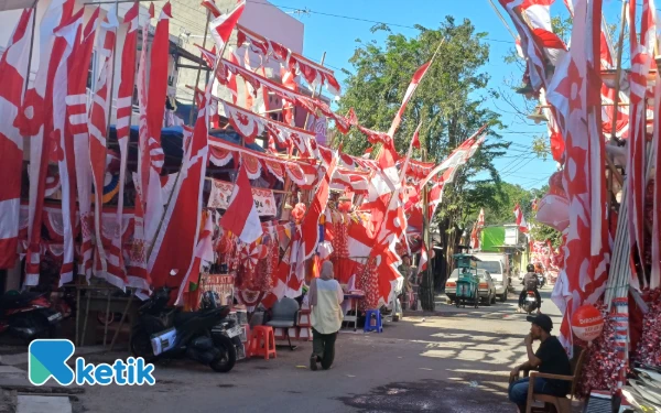 Thumbnail Berita - Pemintaan Pernak-Pernik Agustusan hingga Bendera One Piece Meningkat di Kota Surabaya