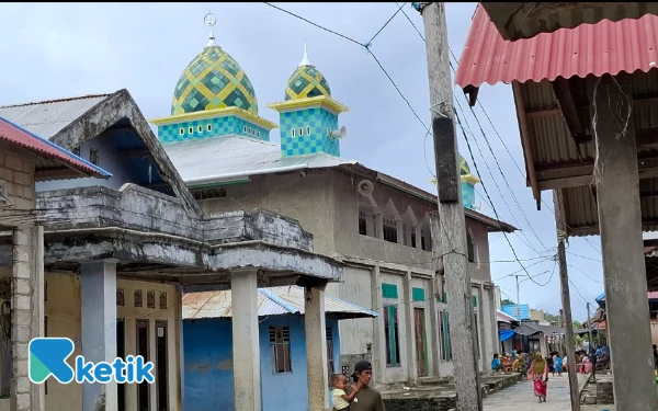 Thumbnail Masjid lantai dua Desa Dowora Kecamatan Gane Barat Selatan yang masih dalam proses pembangunan. Minggu, 3 Agustus 2025. (Foto: Mursal/Ketik)
