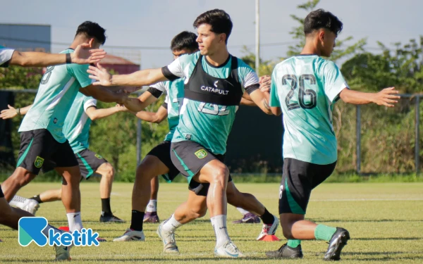 Thumbnail Berita - Eduardo Perez Beri Sinyal Tak Tambah Pemain Asing Persebaya, Ini Alasannya