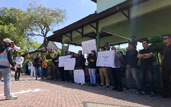 Thumbnail Berita - Jurnalis Bondowoso Gelar Aksi Damai, Kecam Kekerasan Wartawan di Situbondo