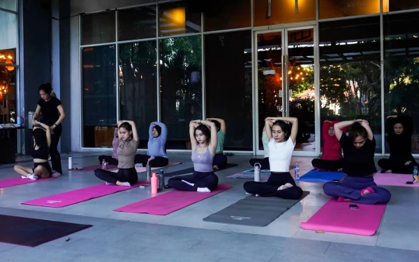 Thumbnail Berita - Sehat dan Harmonis! Mercure Surabaya Grand Mirama & Harsha Shala Hadirkan Yoga Outdoor di Tengah Kota