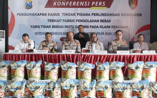 Thumbnail Berita - Satgas Pangan Polresta Sidoarjo Bongkar Produksi Beras Oplosan, Kapolda Jatim: Sangat Merugikan Masyarakat