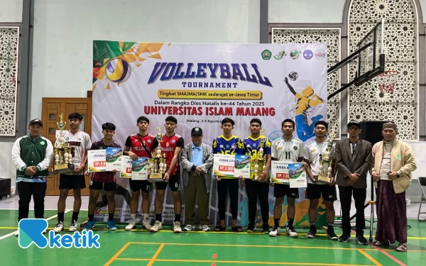 Thumbnail Berita - Rektor Unisma Tutup Turnamen Bola Voli Antar SMA se-Jatim, Juara Raih Bonus Potongan UKT
