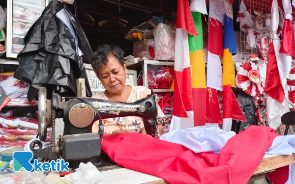 Thumbnail Berita - Tahun Lalu Sempat Lesu, Pedagang Bendera di Surabaya Banjir Pesanan