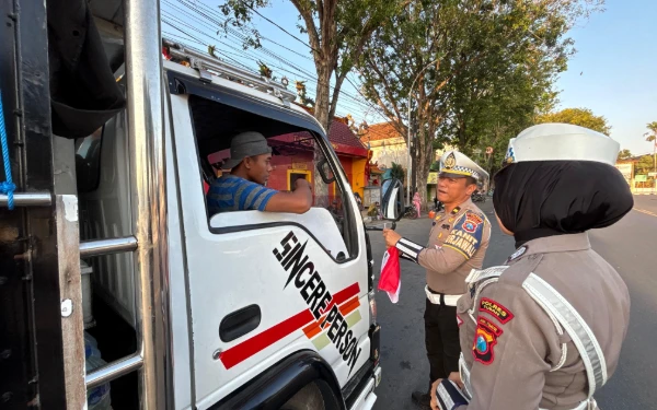 Thumbnail Berita - Polres Tuban Gelar Bagi-Bagi Bendera Merah Putih Bagi Pengguna Jalan