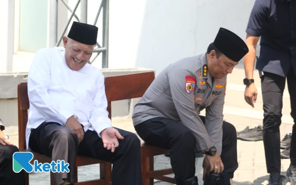 Thumbnail Seusai acara, Komjen Dedi Prasetyo menyempatkan diri sholat Dzuhur bersama para santri Tebuireng di Masjid dalam lingkungan pesantren tersebut. (Foto: Rifat/Ketik)