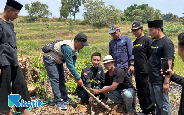 Thumbnail Berita - Dukung Penghijauan, PSHT Ketapang Sampang Tanam Bibit Pohon Bersama Dinas Kehutanan