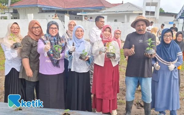 Thumbnail Suasana penuh keakraban dari seluruh Tim Gerakan Tanam Cabai Serentak Halmahera Selatan (Foto: Mursal/Ketik)