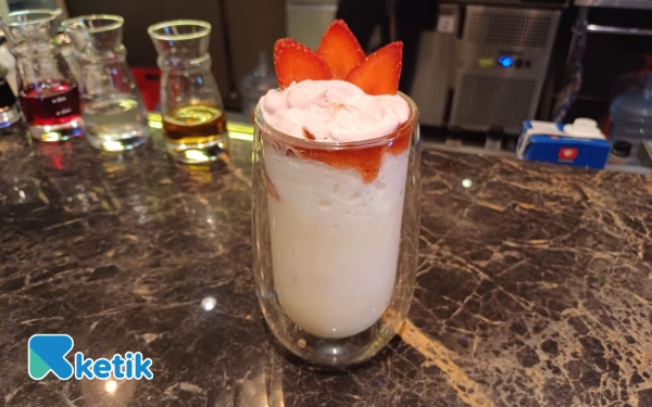 Thumbnail Berita - Minuman Unik Perayaan HUT ke-80 RI "Sang Saka" Segarkan Dahaga di Surabaya