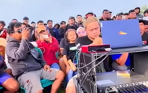 Thumbnail Berita - Memed Viral: Sound Horeg Satukan Warga Guyub Rela Nabung Kas RT Setahun Sebelumnya