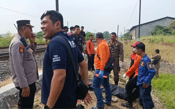 Thumbnail Berita - Asyik Cari Burung, Pria 60 Tahun Tewas Tertabrak Kereta Api di Babat Jerawat Surabaya