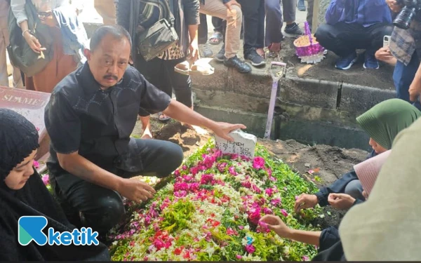 Thumbnail Berita - Armuji Lepas Kepergian Ibunda Tercinta di TPU Keputih Surabaya