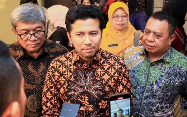 Thumbnail Berita - Wagub Emil Paparkan Strategi Pengelolaan Sampah dan Limbah B3 di Jawa Timur