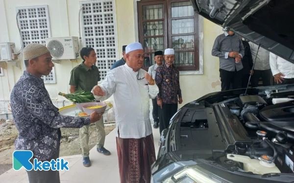 Thumbnail Berita - Mobil Dinas Wabup Aceh Singkil Dilakukan Tradisi Peusijuek, Didoakan Selamat