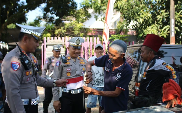Thumbnail Berita - Satlantas Polres Bondowoso Tebar Semangat Kemerdekaan Lewat Bagi-Bagi Bendera di Pasar Hewan