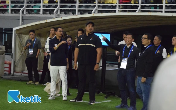 Thumbnail Menteri Pemuda dan Olahraga (Menpora) RI Dito Ariotedjo melihat langsung kickoff perdana Super League Persebaya vs PSIM Yogjakarta, Jumat, 8 Agustus 2025. (Foto: Khaesar/Ketik)