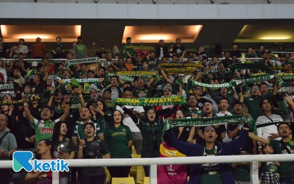 Thumbnail Dukungan penuh dari Bonek dan Bonita di Gelora Bung Tomo (GBT) Surabaya, Jumat, 8 Agustus 2025. (Foto: Khaesar/Ketik)