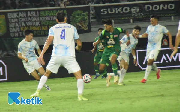Thumbnail Beberapa pemain PSIM Yogjakarta berusaha menghalau serangan dari pemain Persebaya Malik Risaldi, Jumat, 8 Agustus 2025. (Foto: Khaesar/Ketik)