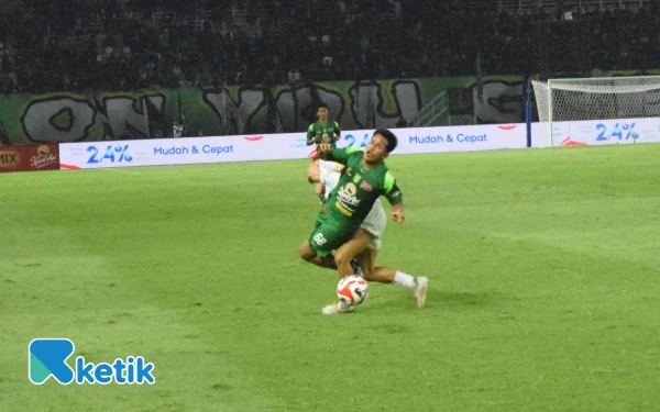 Thumbnail Toni Firmansyah berulang kali harus dilanggar pemain PSIM Yogjakarta di laga persada Super League, Jumat, 8 Agustus 2025. (Foto: Khaesar/Ketik)