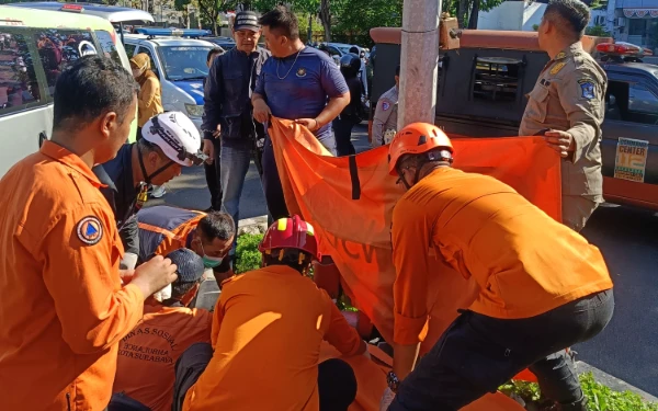 Thumbnail Berita - Hindari Mobil Pikap Keluar Gang, Pengendara Motor Sport Asal Sidoarjo Tewas di FR Ahmad Yani Surabaya