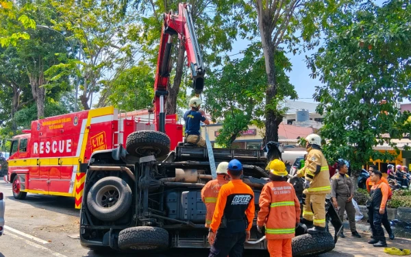 Thumbnail Berita - Toyota Land Cruiser Tabrak Pohon hingga Terbalik di Jalan Ahmad Yani Surabaya