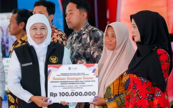 Thumbnail Berita - Gubernur Khofifah Salurkan Rp12,68 Miliar Bantuan Sosial di Sampang, Ingatkan Warga Jauhi Judi Online