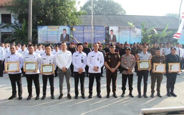 Thumbnail Berita - Petugas Rutan Kelas 1 Surabaya Dapat Penghargaan Usai Gagalkan Penyelundupan Narkotika