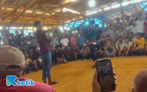 Thumbnail Berita - Marak Sabung Ayam di Desa Bira Tengah Sampang, Warga Desak Polisi Bertindak