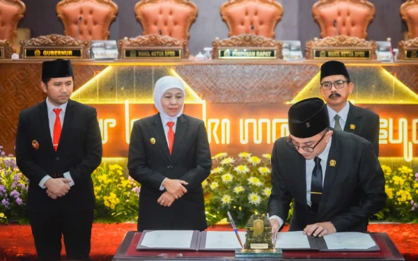 Thumbnail Berita - Gubernur Khofifah dan DPRD Jatim Sepakati Nota KUA-PPAS Perubahan APBD 2025