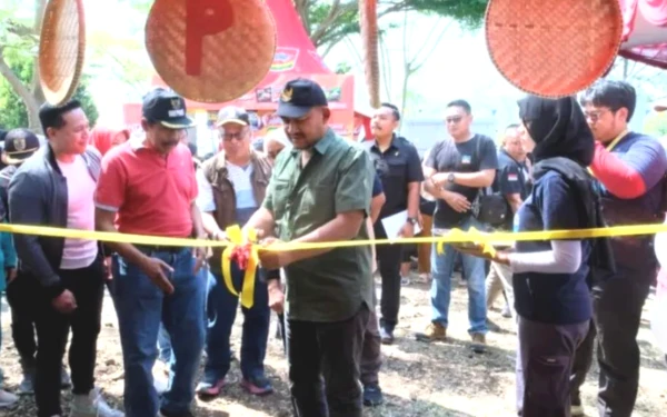 Thumbnail Berita - Bupati Pemalang Apresiasi Mahasiswa UGM Dorong Potensi Wisata Curug Bengkawah