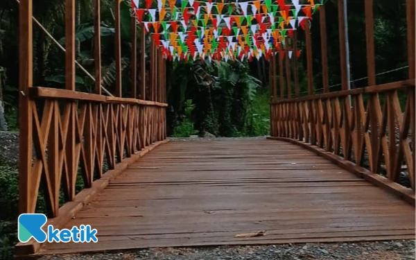 Thumbnail Berita - Jembatan Darurat Desa Kubung Rampung: Simbol Gotong Royong Warga dan Pemerintah Desa