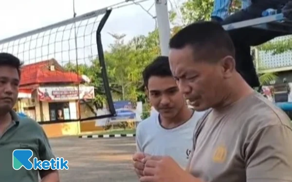 Thumbnail Berita - Kapolsek Sokobanah Sampang Janji Bubarkan Arena Sabung Ayam di Desa Bira Tengah