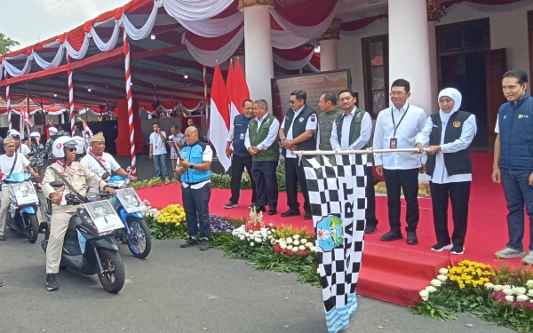 Thumbnail Berita - Sentuh Hati! Gubernur Khofifah "Blusukan" Kirim Bantuan untuk Keluarga Pejuang Kemerdekaan