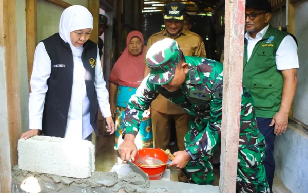Thumbnail Berita - Khofifah Apresiasi Sinergi Kodam V/Brawijaya lewat Rutilahu, Bantu Warga Jatim Lepas dari Kemiskinan Ekstrem