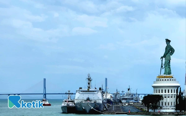 Thumbnail Berita - Anti Mainstream! Kwarda Jatim Gelar Upacara Hari Pramuka 2025 di Atas Kapal Perang
