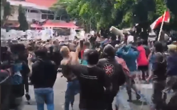Thumbnail Berita - Ricuh! Demo Pati Tuntut Bupati Sadewo Lengser Tak Terkendali