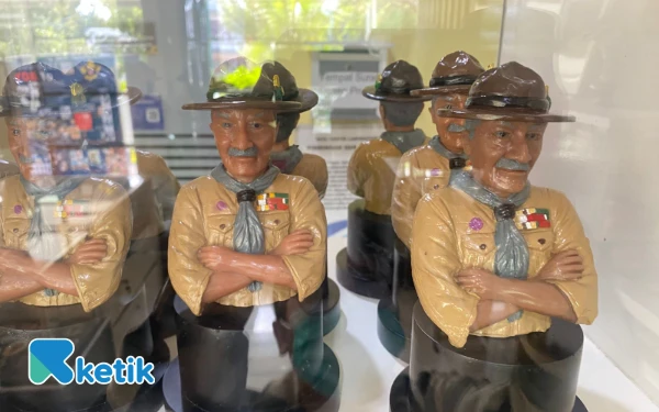Thumbnail Replika Tokoh Pramuka Baden-Powell di Pameran B-P House Surabaya. (Foto: Shinta Miranda/Ketik)