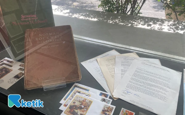 Thumbnail Buku tentang kepramukaan di Pameran B-P House Surabaya. (Foto: Shinta Miranda/Ketik)