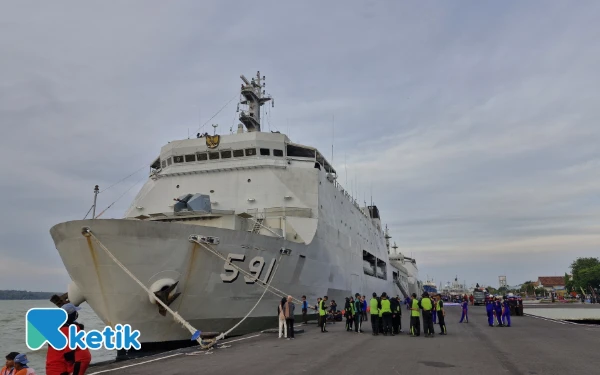 Thumbnail Berita - KRI Surabaya 591 Kapal Perang VVIP Jadi Saksi Sejarah Upacara Pramuka Jatim, Intip Spesifikasinya!