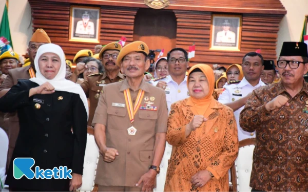 Thumbnail Berita - Janji Jaga NKRI! Gubernur Khofifah Beri Penghormatan Tertinggi ke Veteran Jatim