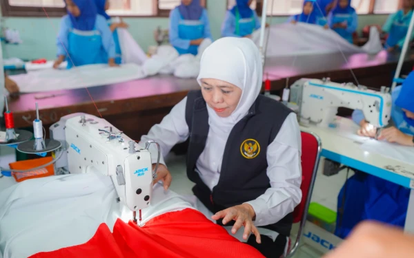 Thumbnail Berita - Khofifah Menjahit Merah Putih Bak Fatmawati! Pelajar dan Guru Bersatu Bentangkan Bendera  Terpanjang