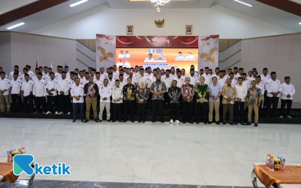 Thumbnail Seluruh Pengurus DPC APDESI Kabupaten Halmahera Berpose Bersama Rabu, 13 Agustus 2025 (Foto: Mursal/Ketik)